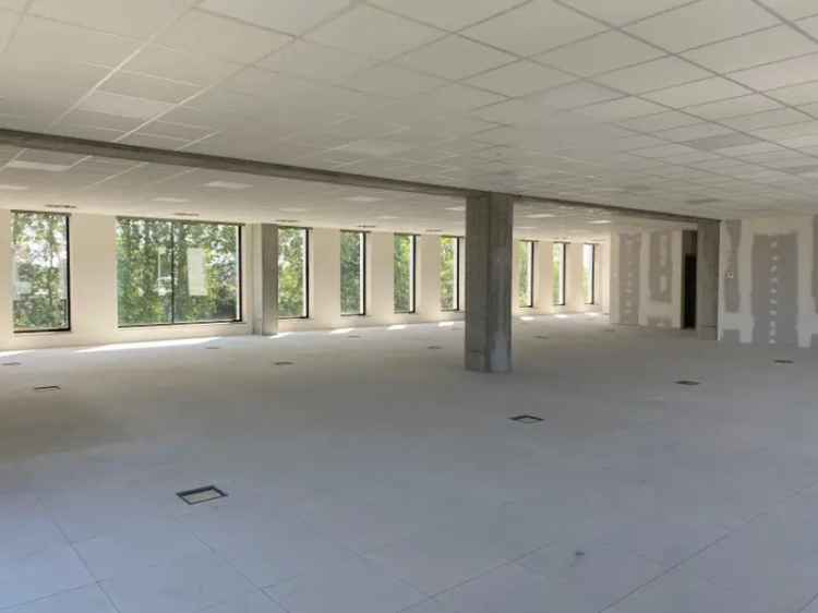 Kantoor 355,9 m² op toplocatie te Roeselare met parkeerplaatsen.