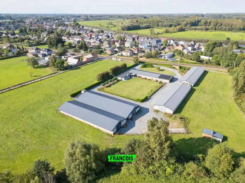 Gerenoveerde hoeve met 5 loodsen te Wichelen