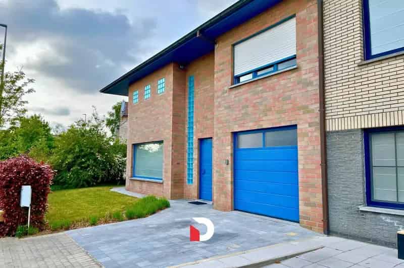 Ruime half open woning met 3 slaapkamers en prachtige tuin