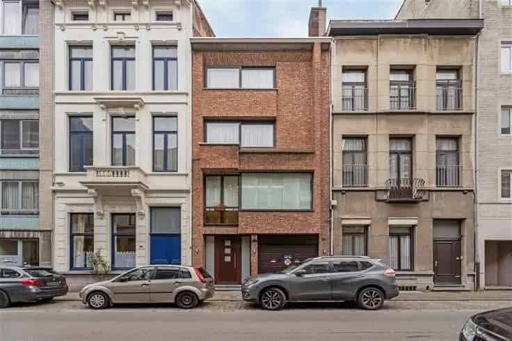 Huis Te Koop Lamorinierestraat: Ruime woning 370m² met 4 slaap- en 4 badkamers