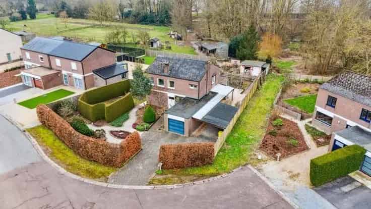 Huis Te Koop Wezemaal: Instapklare Gezinswoning met Paardenfaciliteiten