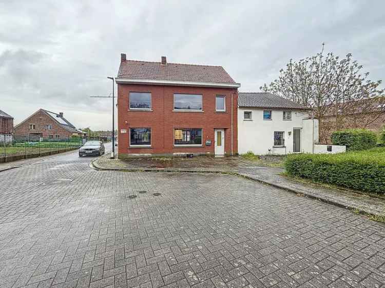 Huis te koop met hangaars en tuin