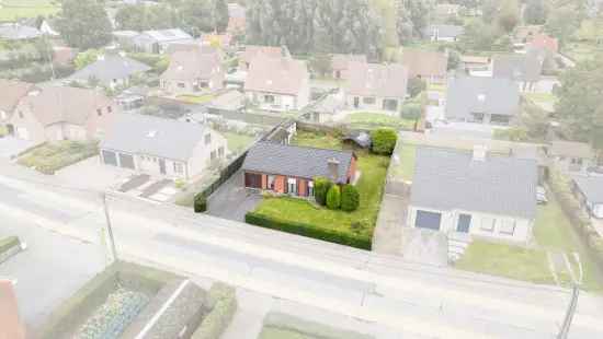 Vrijstaande woning met 2 slpks en tuin in Oostrozebeke!