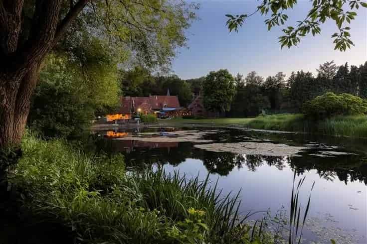 Kasteelhoeve te koop: 6ha landgoed met luxe villa, guesthouse en parktuin
