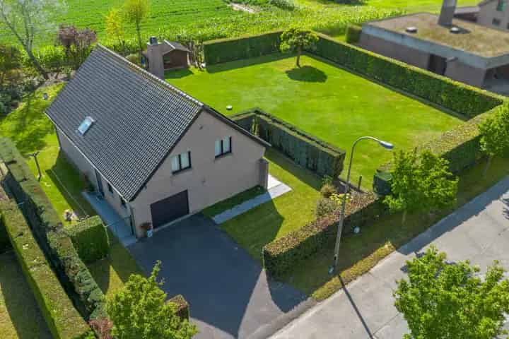 Huis te koop in Deinze: Ruime woning met bouwperceel