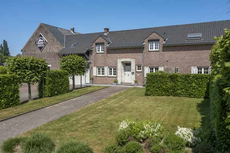 Landhuis met Garage en Bijgebouw te Sint-Martens-Bodegem
