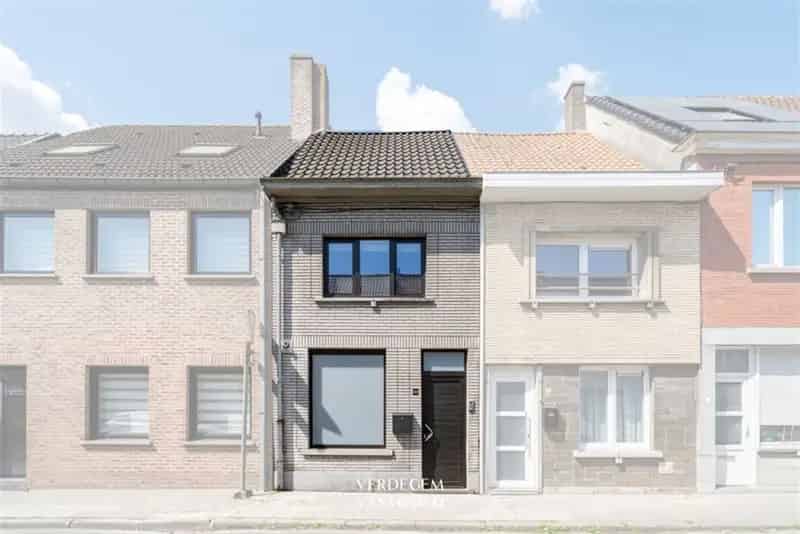 Knap gerenoveerde rijwoning met 2+1 slaapkamers en stadstuin met uitweg