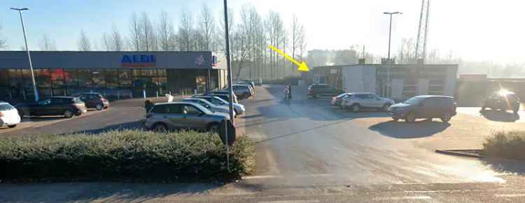 Opslagplaats / winkel te huur le 7860 Lessen. (parking Aldi)