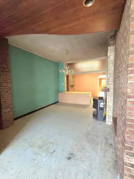 Te renoveren ruime woning met zolder