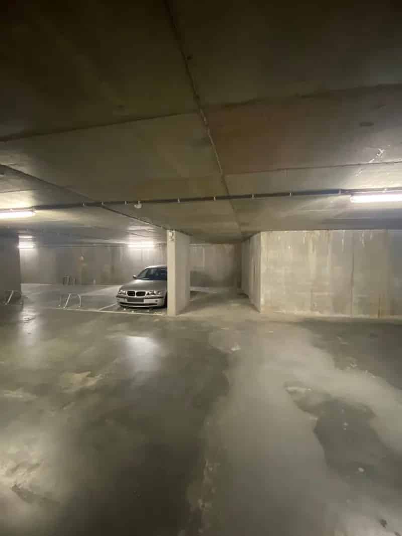Autostaanplaats te koop in recente ondergrondse garage
