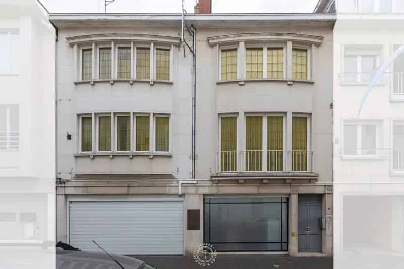 Opbrengsteigendom (ruime burgerwoning) bestaande uit 2 appartementen en garage
