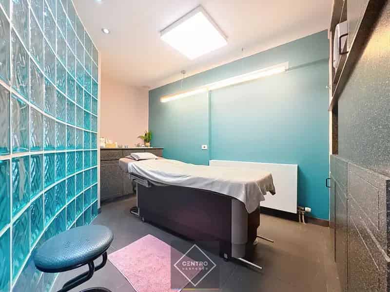 Handelspand met Wellness Appartement en Broodjeszaak te Koop