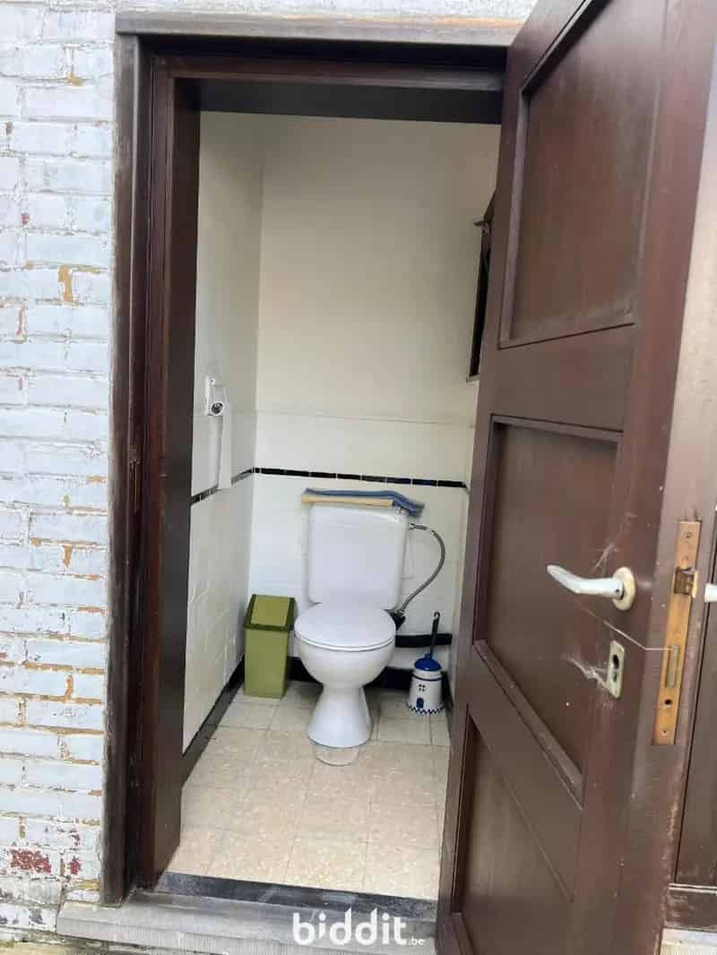 TE RENOVEREN WONING: Ruime gezinswoning met 2 slaapkamers en zolder