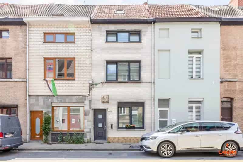 Huis te huur Sint-Amandsberg: Gerenoveerde woning met 3 slaapkamers en stadskoer