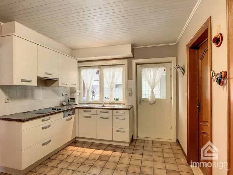 Landelijke halfopen bebouwing 1ha04a74ca