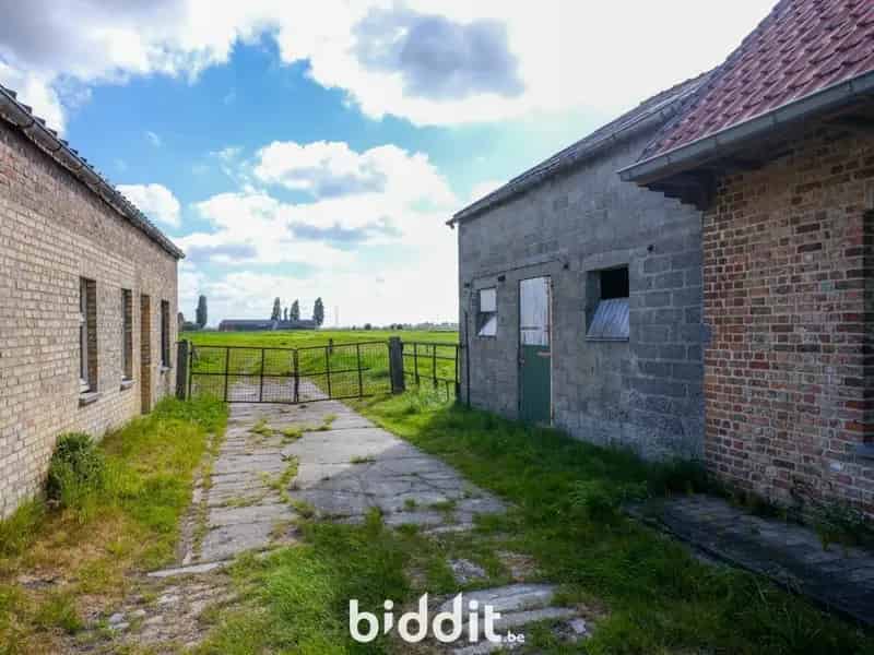 Vrijstaande woning met bijgebouwen en 4 hectare land