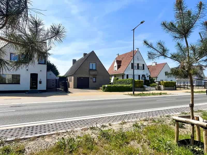 Alleenstaande woning te Knokke met grote tuin en garage