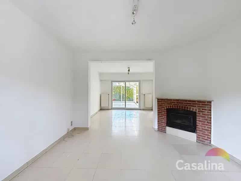 Vier gevel woning met tuin te huur