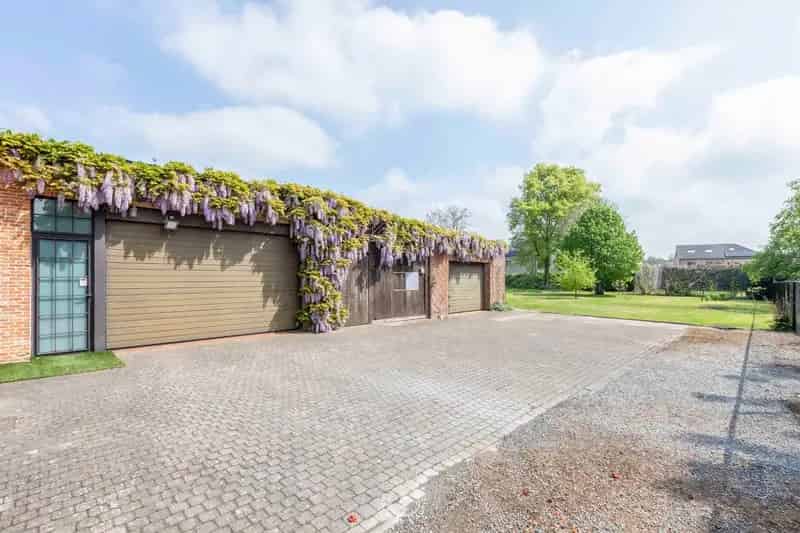 Opslagruimte met woonst 3262m²