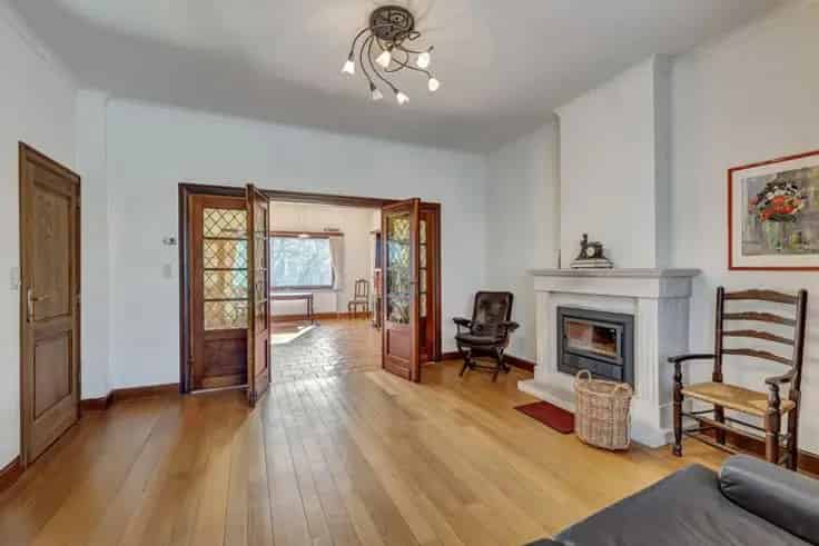 Huis Te Koop Ruime woning met garage en tuin