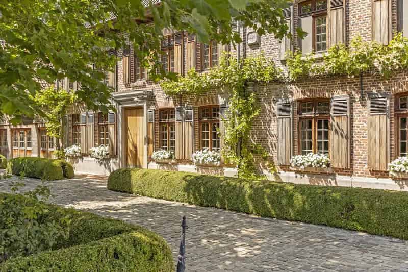 Vierkantshoeve te huur: Luxe woning, burelen & appartement
