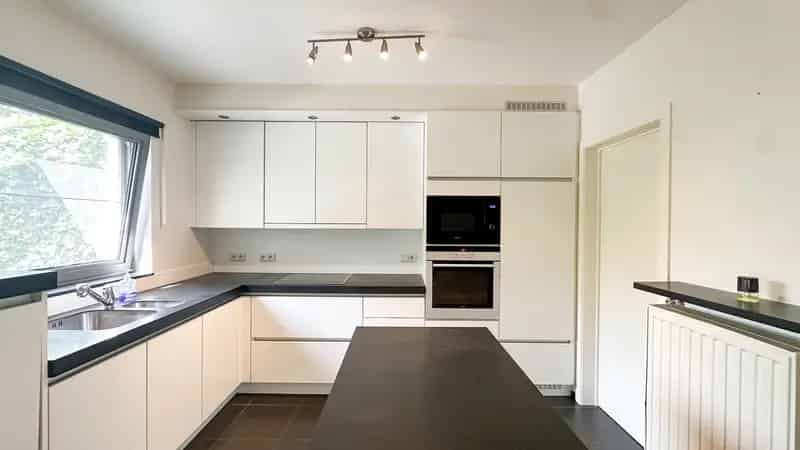 Gelijkvloers Appartement met Tuin en Carport