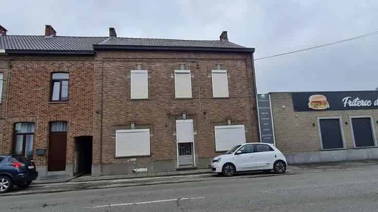 Huis te koop te renoveren nabij winkels en scholen