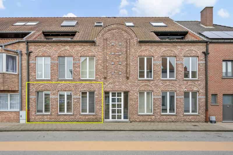 Gelijkvloers Appartement te Koop met Zonnig Terras en Garage