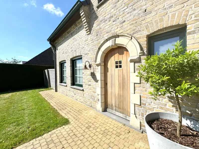 Landelijke woning met garage en tuin