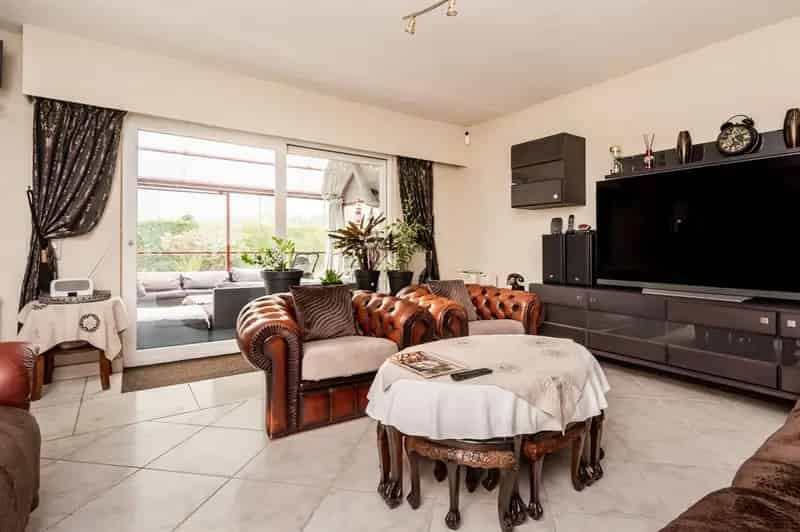 Rustige Villa 320m² met 2 Badkamers en Dubbele Garage