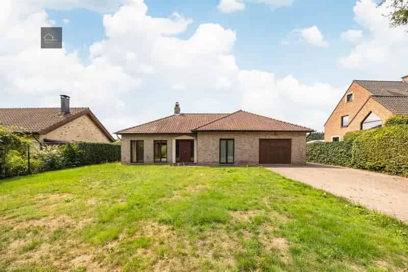Te renoveren villa op 2002m² op toplocatie in Schilde.