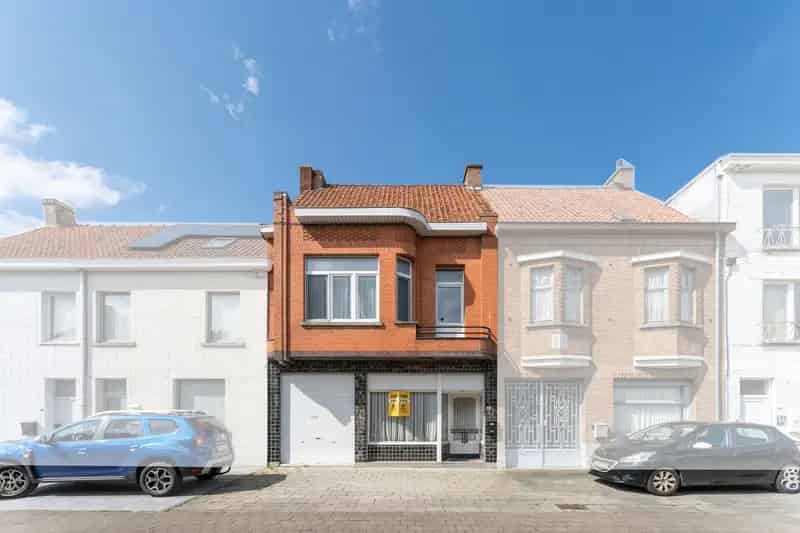 Vernieuwde woning,  gelegen te Roeselare met tuin en garage