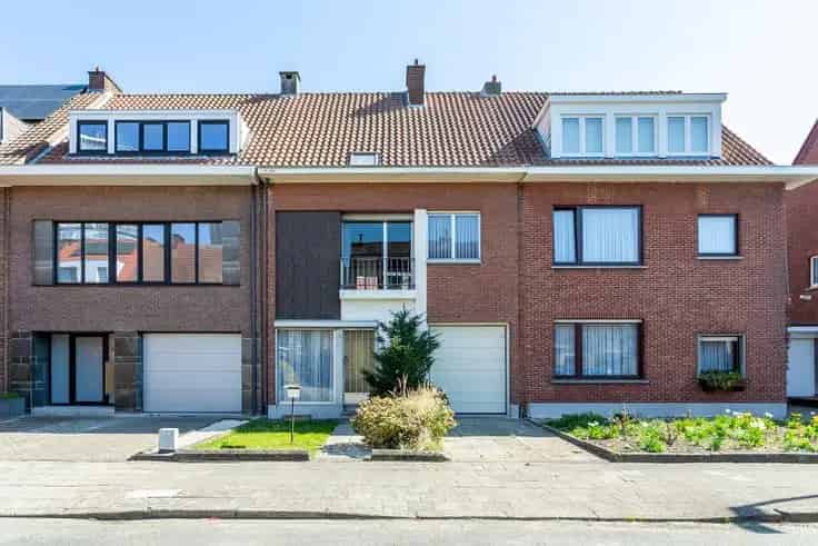Ruime Familiewoning Nabij Winkels en Openbaar Vervoer
