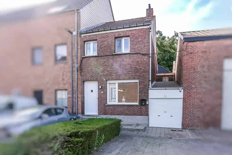 Te renoveren rijwoning met tuin te Steenhuffel