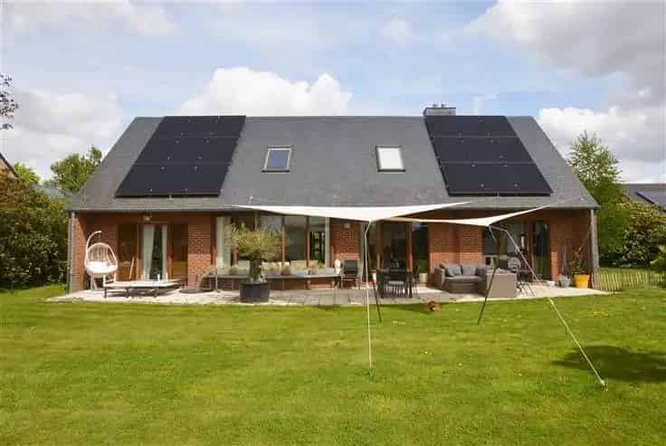 Villa Te Koop: Ruime gezinswoning met 4 slaapkamers en tuin
