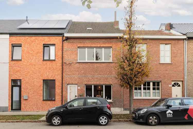 Gezinswoning te koop met tuin in rustige woonwijk