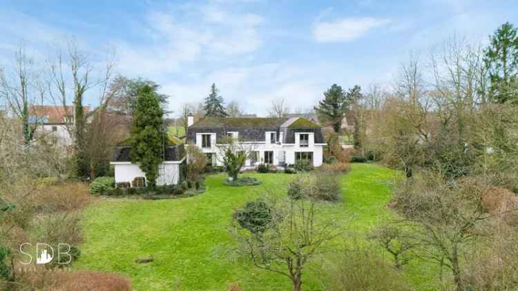 Te koop villa in Diepenbeek met graslanden en stalgebouw