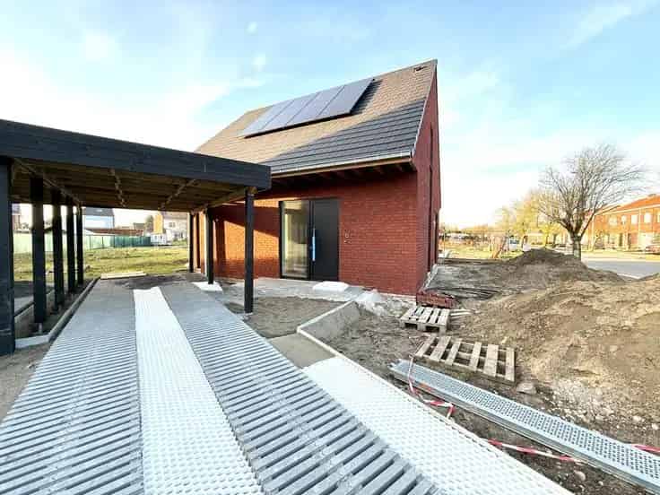 Nieuwbouwwoning 3 slaapkamers Carport Tuin Regenwater Zonnepanelen