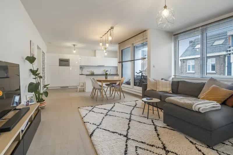 Gerenoveerd Appartement met Staanplaats en Berging