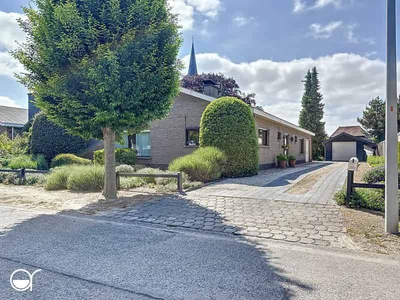 Bungalow te Koop Vosselare: Rustig, Instapklaar, Tuin, 2 Garages