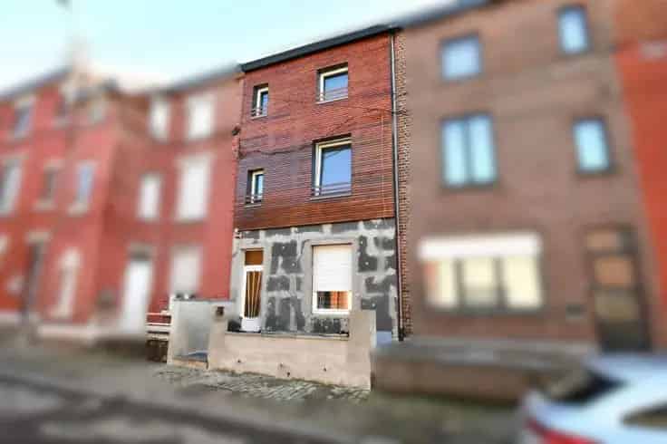 Huis Te Koop: Gerenoveerde woning nabij tram en voorzieningen