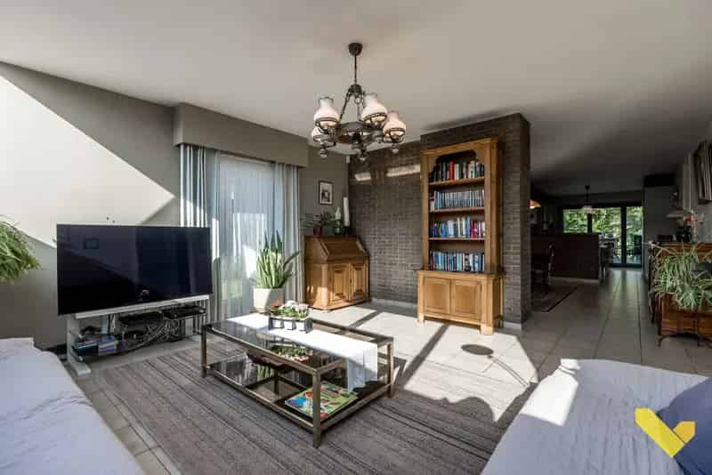 Gunstig Gelegen Woonst Met Handel: Ruime Woning En Winkelruimte