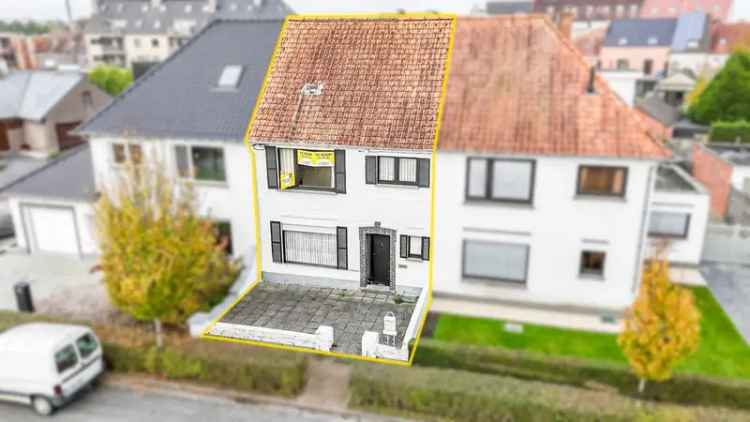 Te renoveren rijwoning op centrale locatie in Torhout.