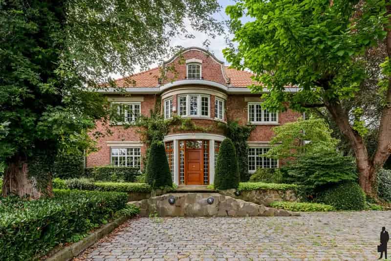 Huis te koop Brasschaat: Villa met parktuin zwembad en garage