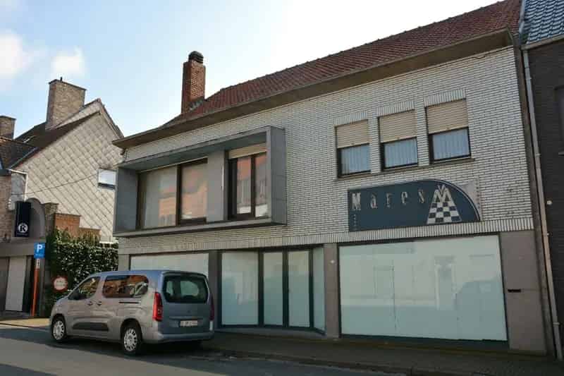 Ruime woning te renoveren met garages Oudenburg centrum