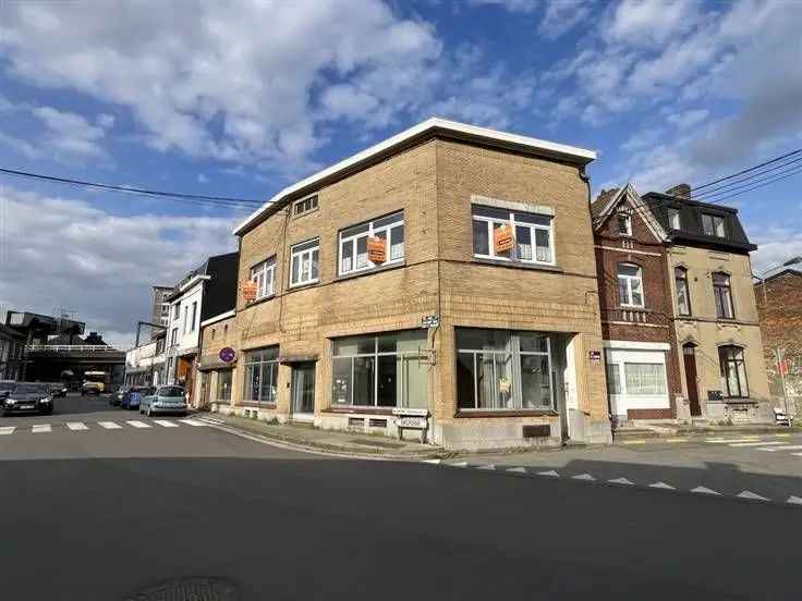 Charmante Huis met Commerciale Ruimte en Appartementen