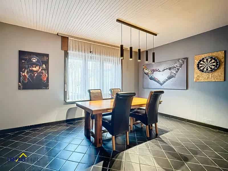 Ruime woning met 2 magazijnen te Baardegem
