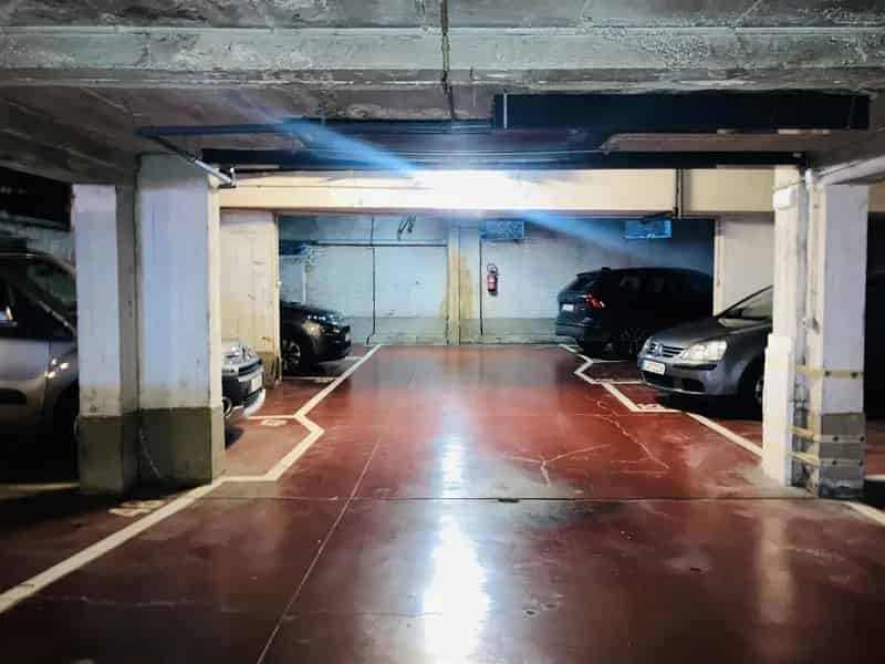 Parkeerplaats nabij EEG - Appartementsgebouw