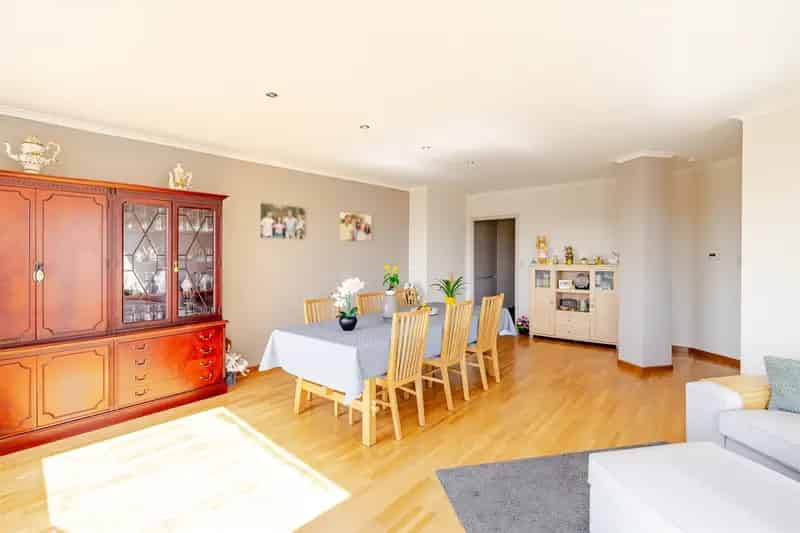 Appartement te koop: Zonnig hoekappartement met garage