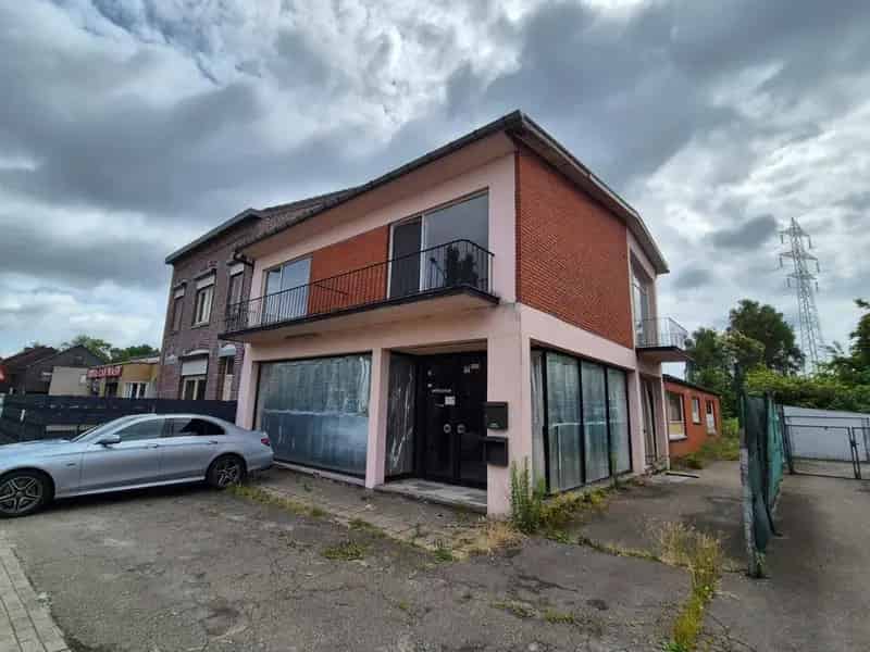 Handelshuis met perceel grond te Genk